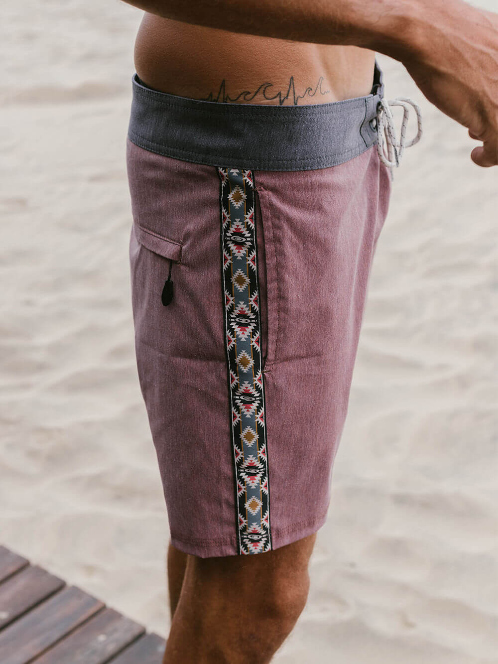 Bermuda vintage bordo da Greenish, estilo minimalista com detalhe em estampa, ideal para a praia.