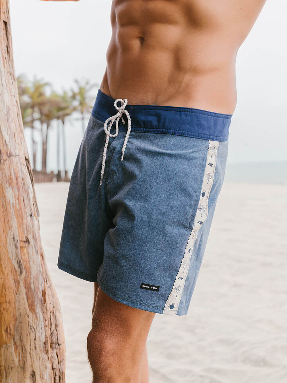Pernas masculinas em shorts Boardwalk Mini Palm Vintage Azul Marinho, ideal para praia e conforto em qualquer ocasião.