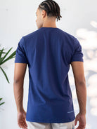 Camiseta Right Wave Azul Marinho da Greenish, vista de costas, mostrando tecido respirável e design único.
