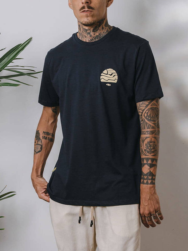 Camiseta Summer Trip da Greenish em azul, 100% algodão, modelo clássico com estampa que remete ao verão.