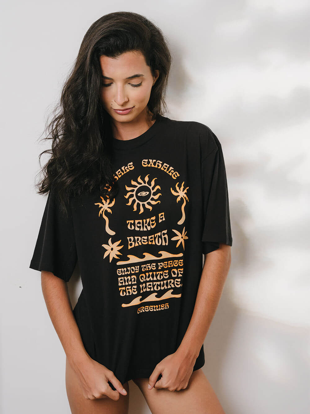 Camiseta oversized preta Inhale da Greenish, com estampa relaxante e mensagem sobre a natureza e o conforto.