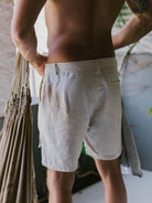 Bermuda cargo de linho retro natural da marca Greenish, ideal para um look casual e confortável.