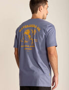 Camiseta Waveriders Co. azul índigo com estampa amarela, da marca Greenish, estilo casual e sustentável.