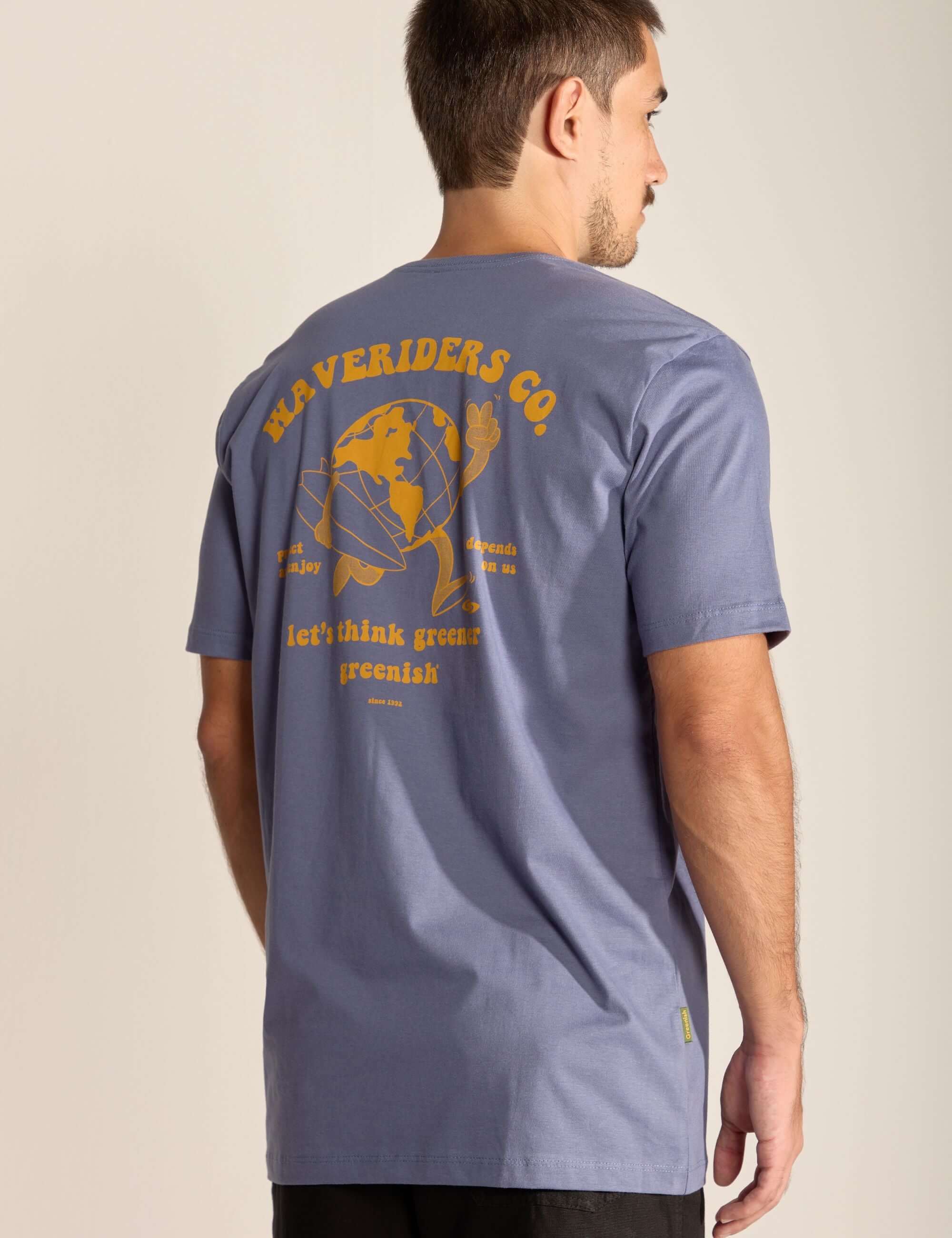 Camiseta Waveriders Co. azul índigo com estampa amarela, da marca Greenish, estilo casual e sustentável.