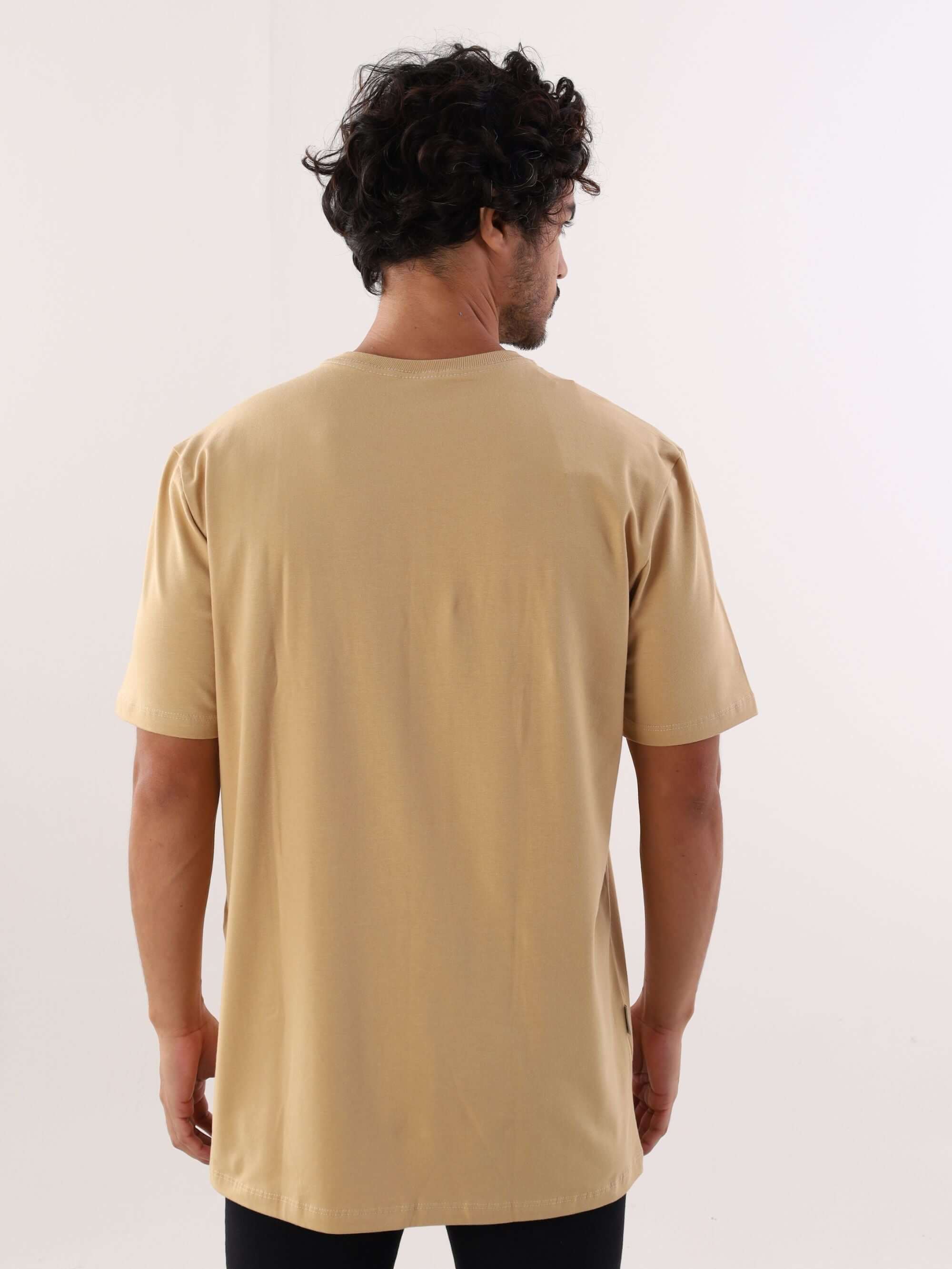 Camiseta Simple Life bege da marca Greenish, com modelagem clássica e caimento perfeito, para conforto diário.