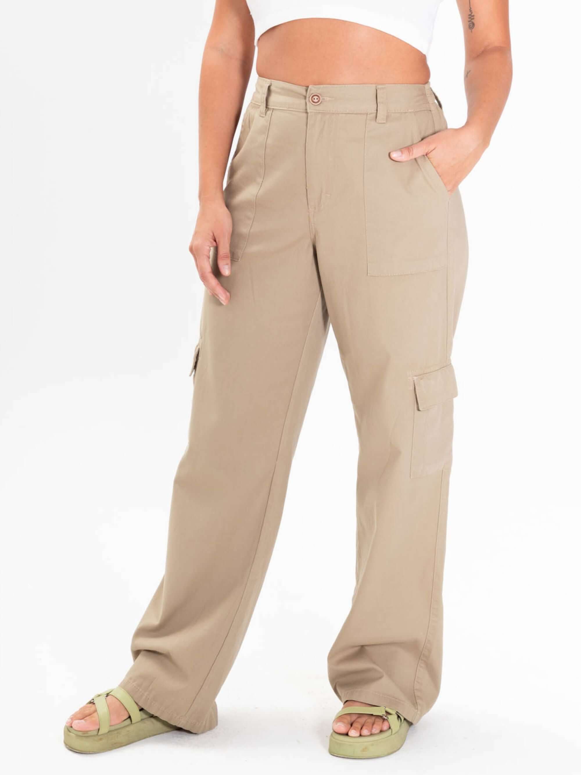 Calça Cargo Sarja Gio cáqui da Greenish, com caimento reto e cintura alta, perfeita para o dia a dia e conforto.