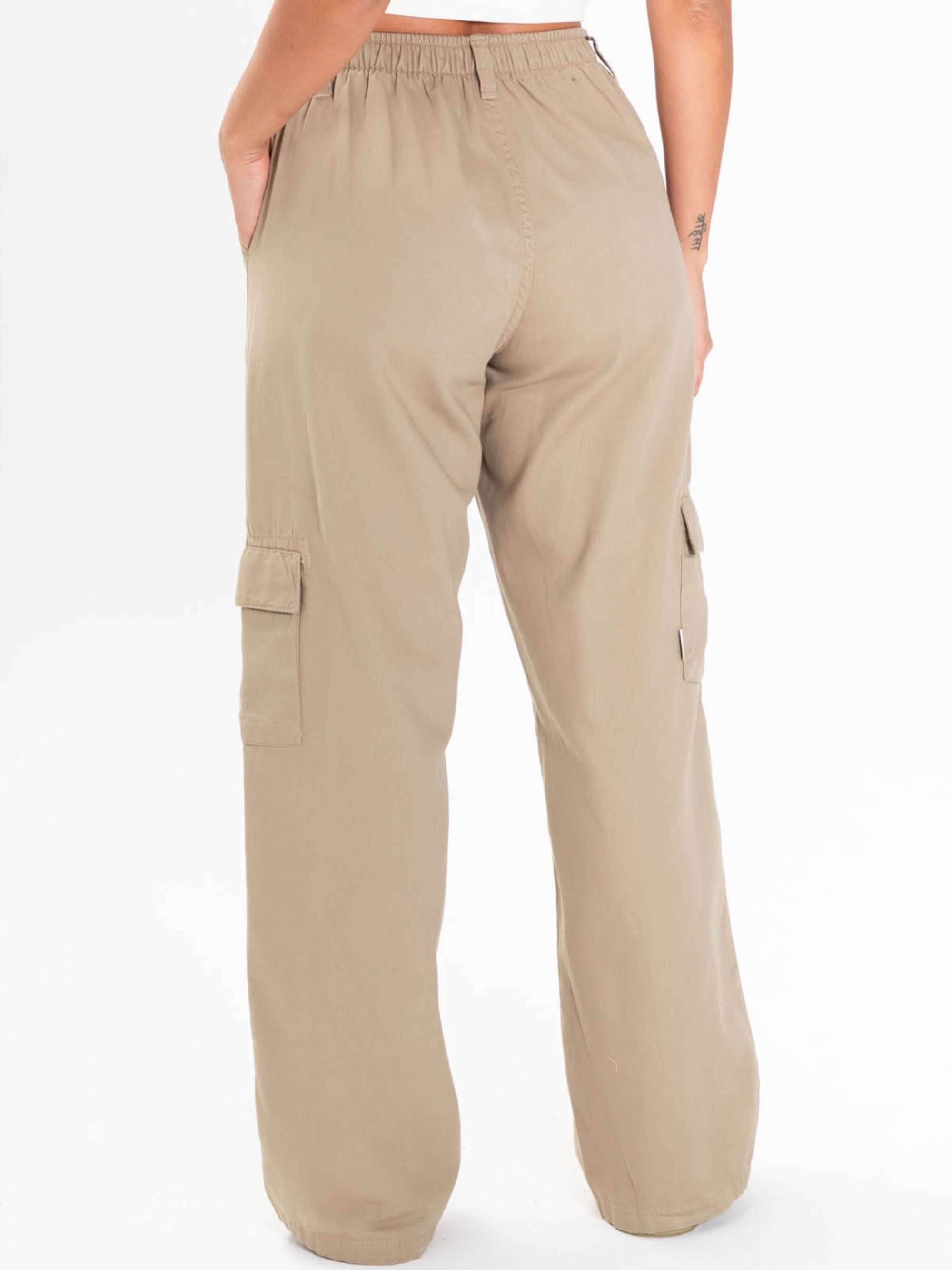 Calça Cargo Sarja Gio caqui da Greenish com cós elástico e bolsos laterais, ideal para o dia a dia.