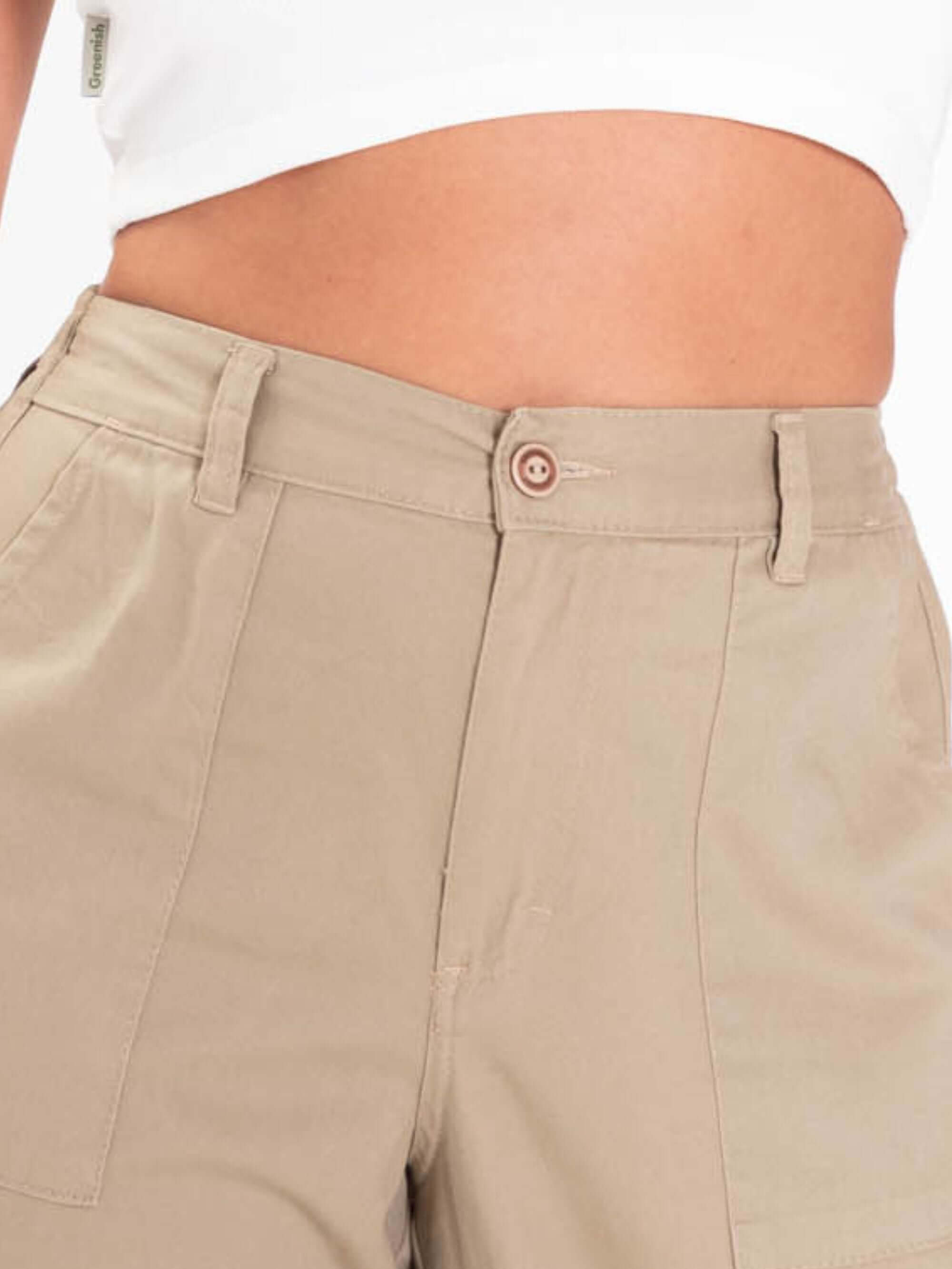 Close-up da Calça Cargo Sarja Gio em cáqui, com cós em elástico e bolsos laterais, da marca Greenish.