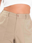 Close-up da Calça Cargo Sarja Gio em cáqui, com cós em elástico e bolsos laterais, da marca Greenish.