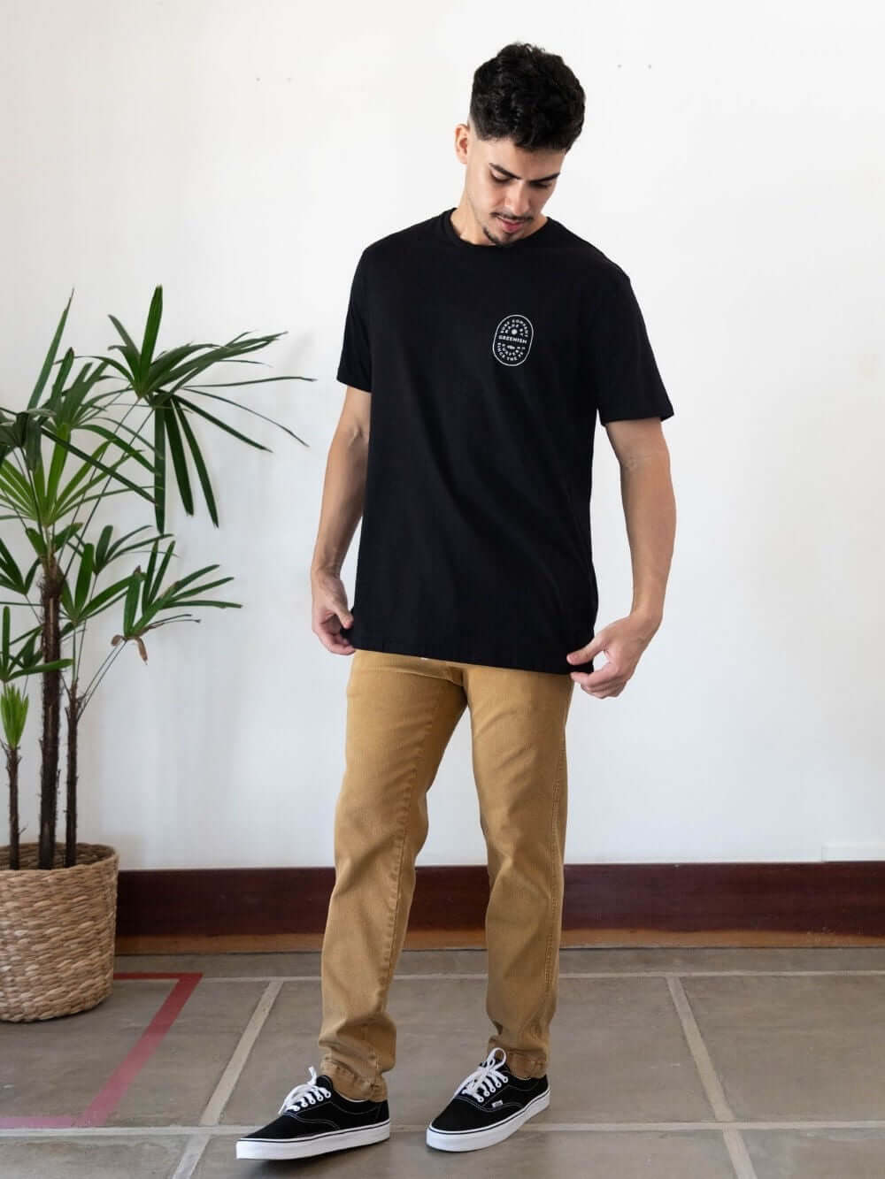 Camiseta Surf Company preta em modelo masculino, confortável e estilosa, perfeita para o dia a dia e atividades de praia.