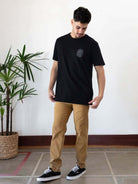 Camiseta Surf Company preta em modelo masculino, confortável e estilosa, perfeita para o dia a dia e atividades de praia.
