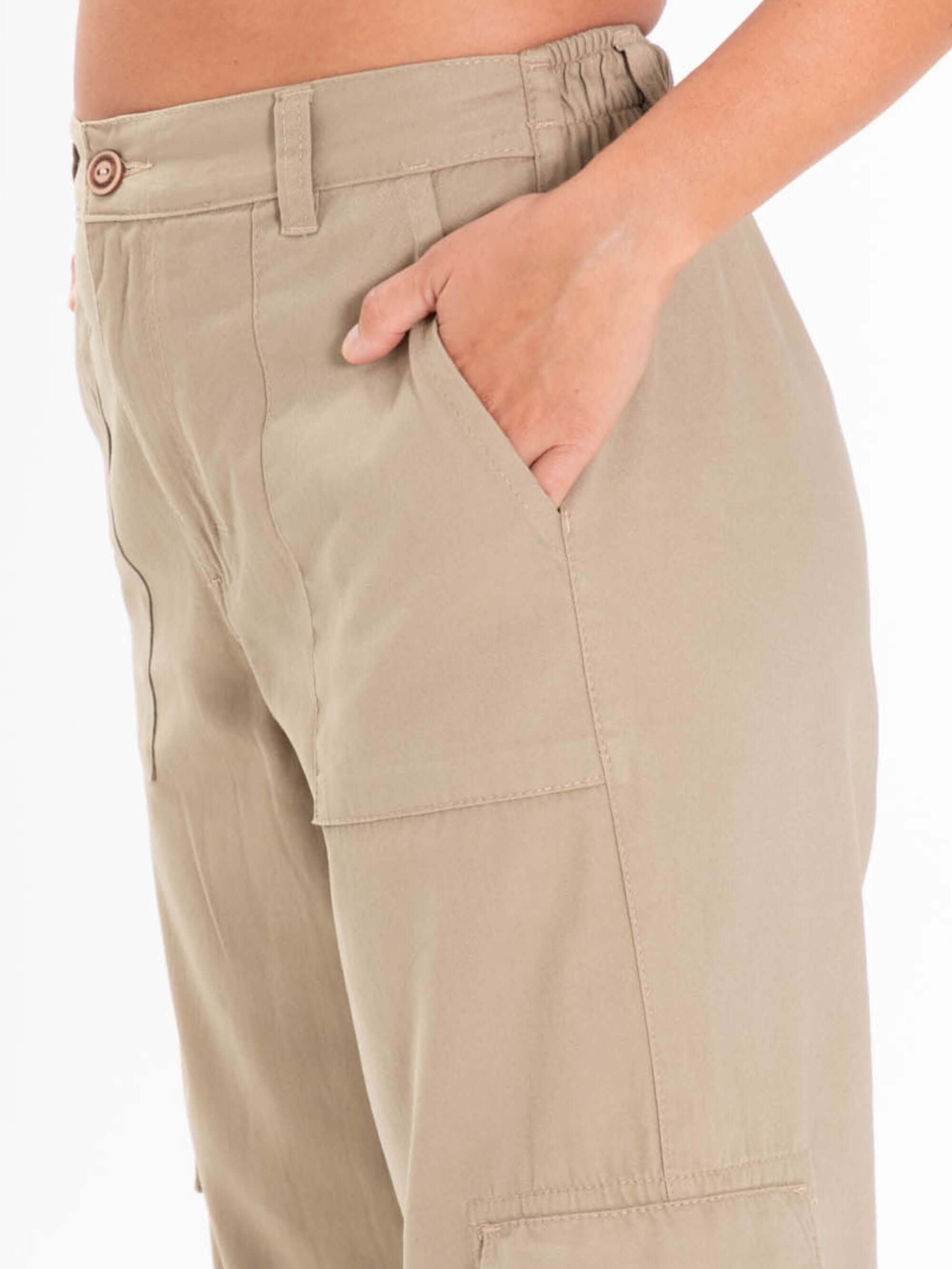 Detalhe da Calça Cargo Sarja Giò da Greenish, cáqui, com bolso lateral e cós elástico, estilo moderno e confortável.