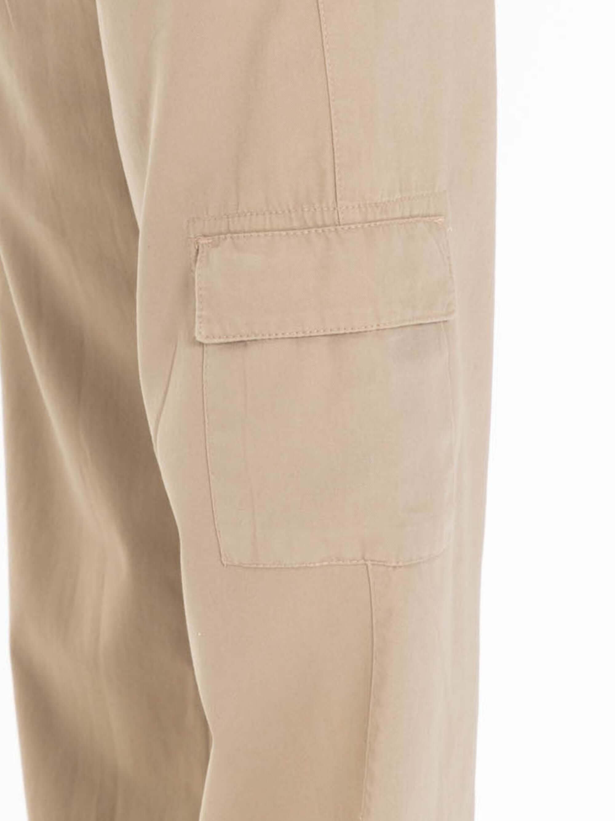 Detalhe da Calça Cargo Sarja Gio da Greenish, cor cáqui, com bolso lateral prático para o dia a dia.