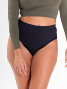 Calcinha Hot Pants Surfing preta da Greenish, perfeita para surf e lazer, com alta qualidade e conforto.