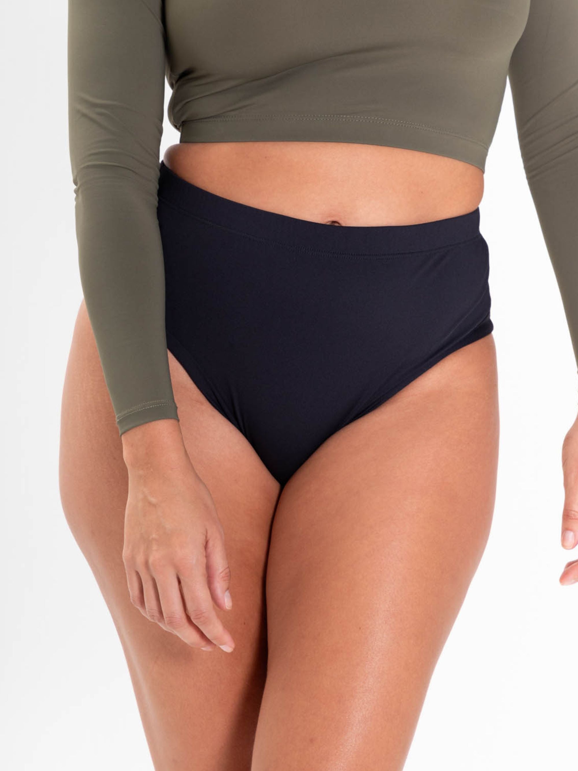 Calcinha Hot Pants Surfing preta da Greenish, perfeita para surf e lazer, com alta qualidade e conforto.