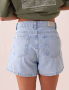 SHORT JEANS DAYANA - AZUL da marca Greenish, cintura alta, cós duplo, denim 100% algodão, estilo vintage, confortáveis para uso diário.