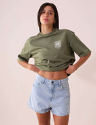 Modelo usando SHORT JEANS DAYANA - AZUL da Greenish, com cintura alta e cós duplo, feito em denim 100% algodão, lavagem vintage suave.