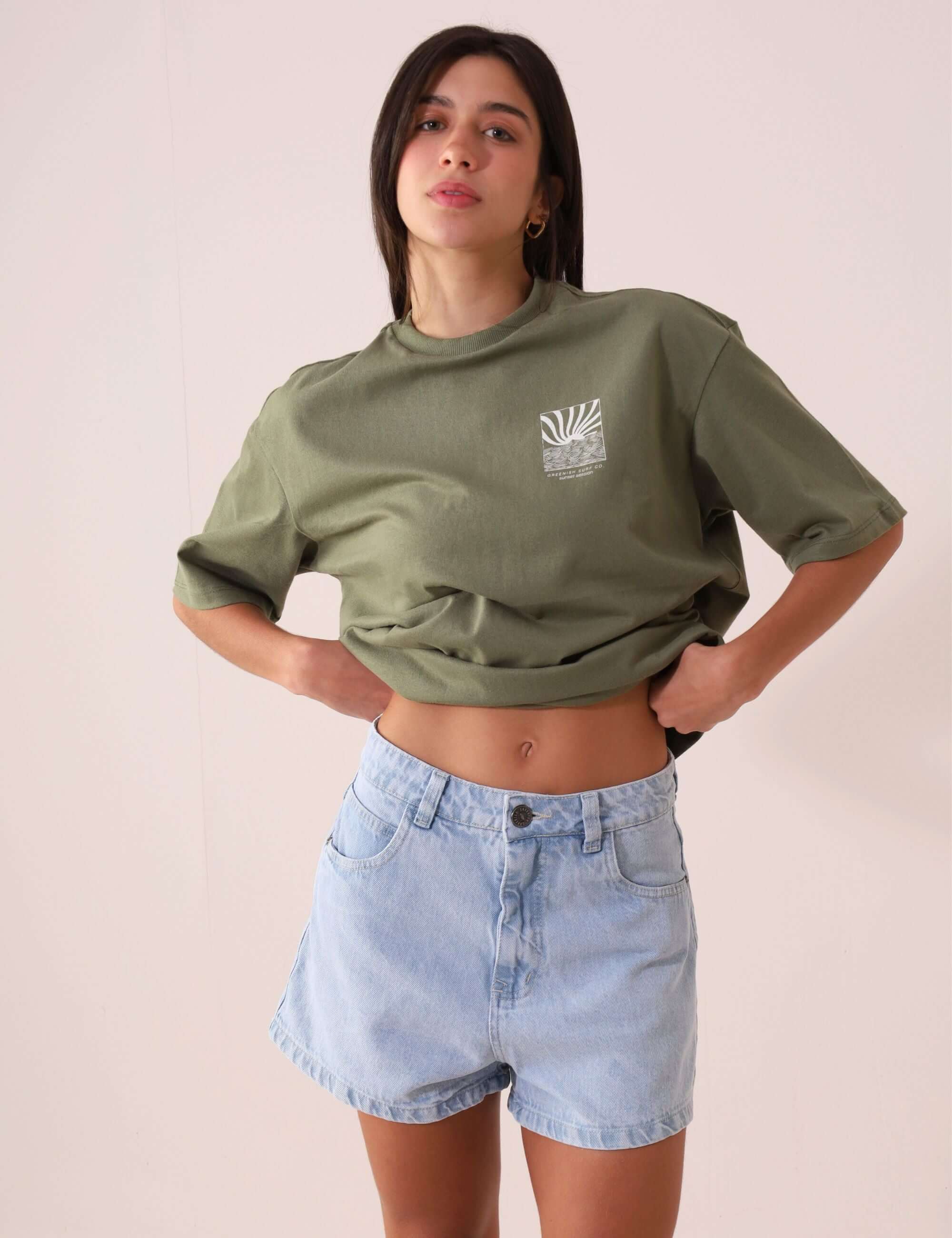 Modelo usando SHORT JEANS DAYANA - AZUL da Greenish, com cintura alta e cós duplo, feito em denim 100% algodão, lavagem vintage suave.