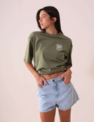 SHORT JEANS DAYANA - AZUL por Greenish, modelo casual com cintura alta em denim 100% algodão, exibe detalhes modernos e conforto diário.