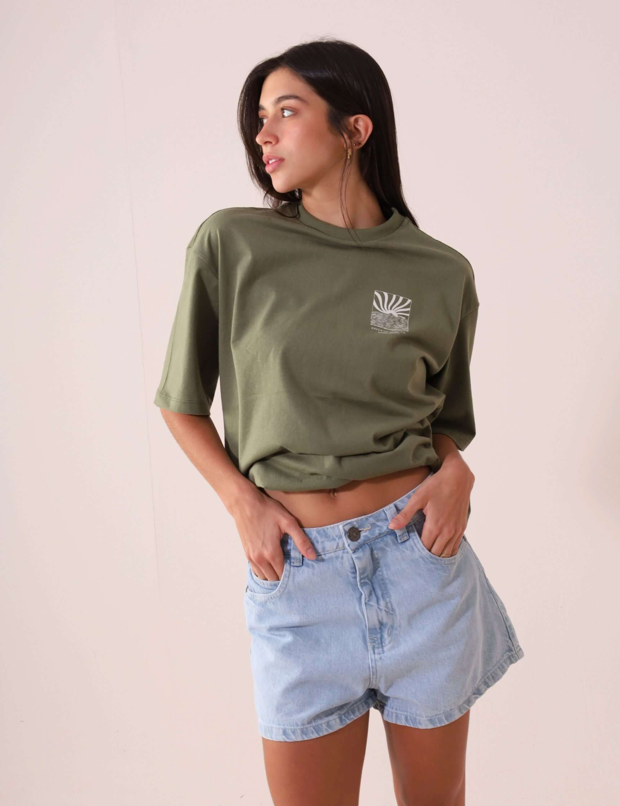 SHORT JEANS DAYANA - AZUL por Greenish, modelo casual com cintura alta em denim 100% algodão, exibe detalhes modernos e conforto diário.