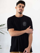 Camiseta Surf Company preta, 100% algodão, estilo versátil, perfeita para o dia a dia e atividades ao ar livre.