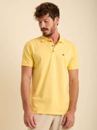 Camisa polo amarela Greenish com gola clássica e três botões, ideal para looks casuais.