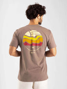 Camiseta Summer Trip caqui da marca Greenish, com estampa colorida e modelagem clássica.