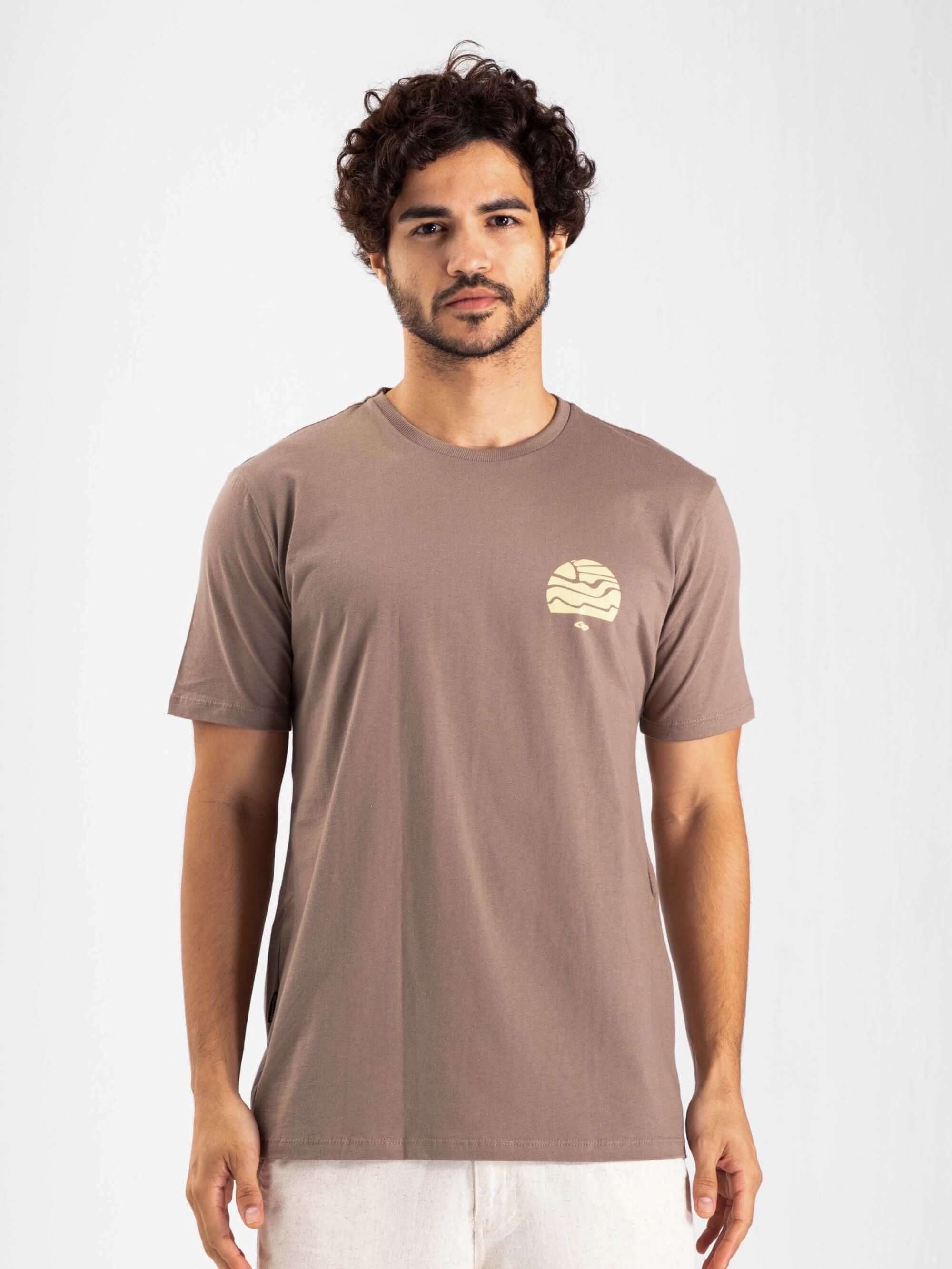 Camiseta Summer Trip da Greenish em caqui, modelo clássico, com estampa exclusiva e confortável para o verão.