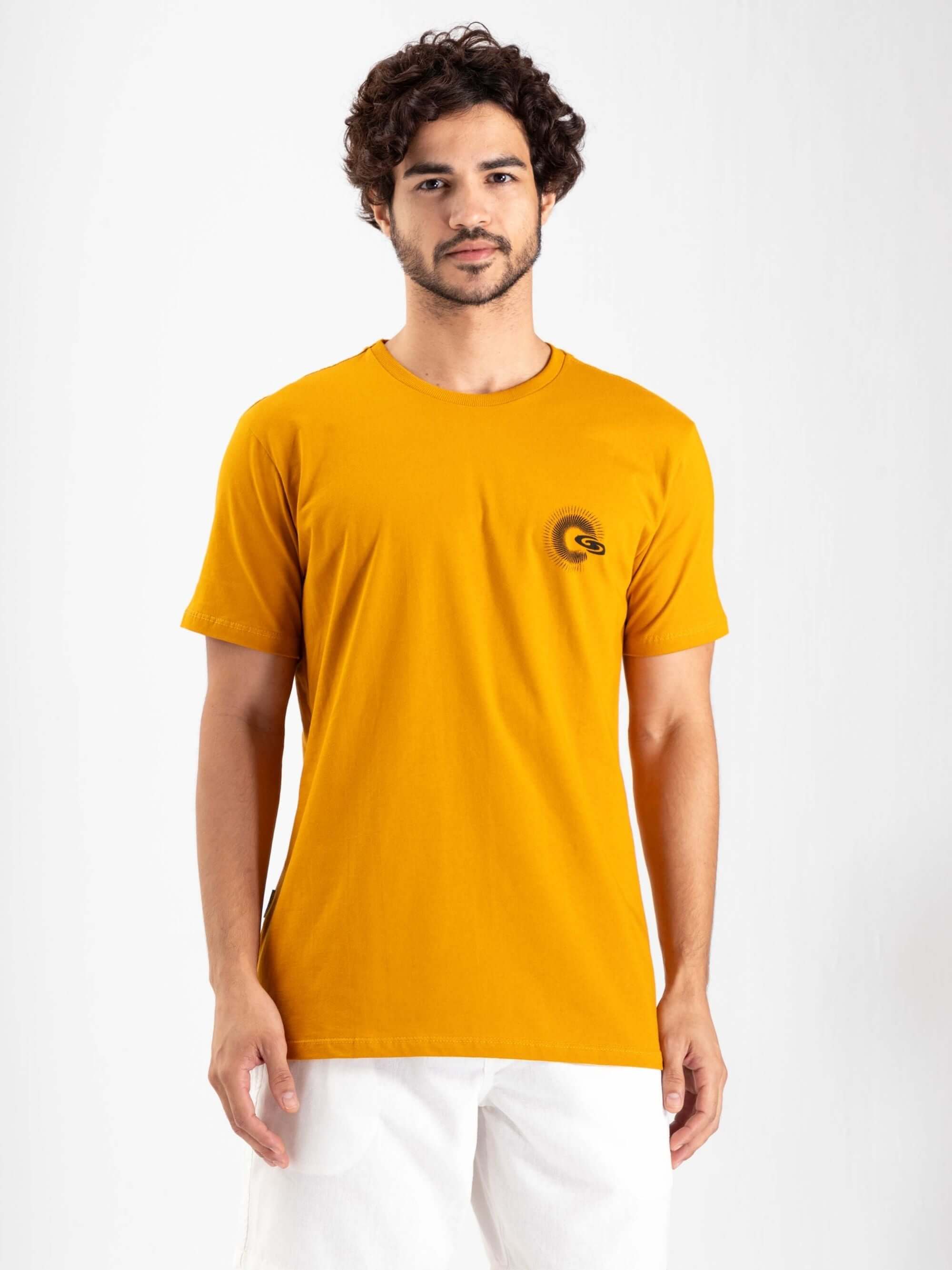 Camiseta Amarela Escura Greenish com logo espiral no peito, ideal para estilo urbano e casual.