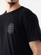 Camiseta preta da Greenish com estampa Surf Company, ideal para conforto e estilo no dia a dia.