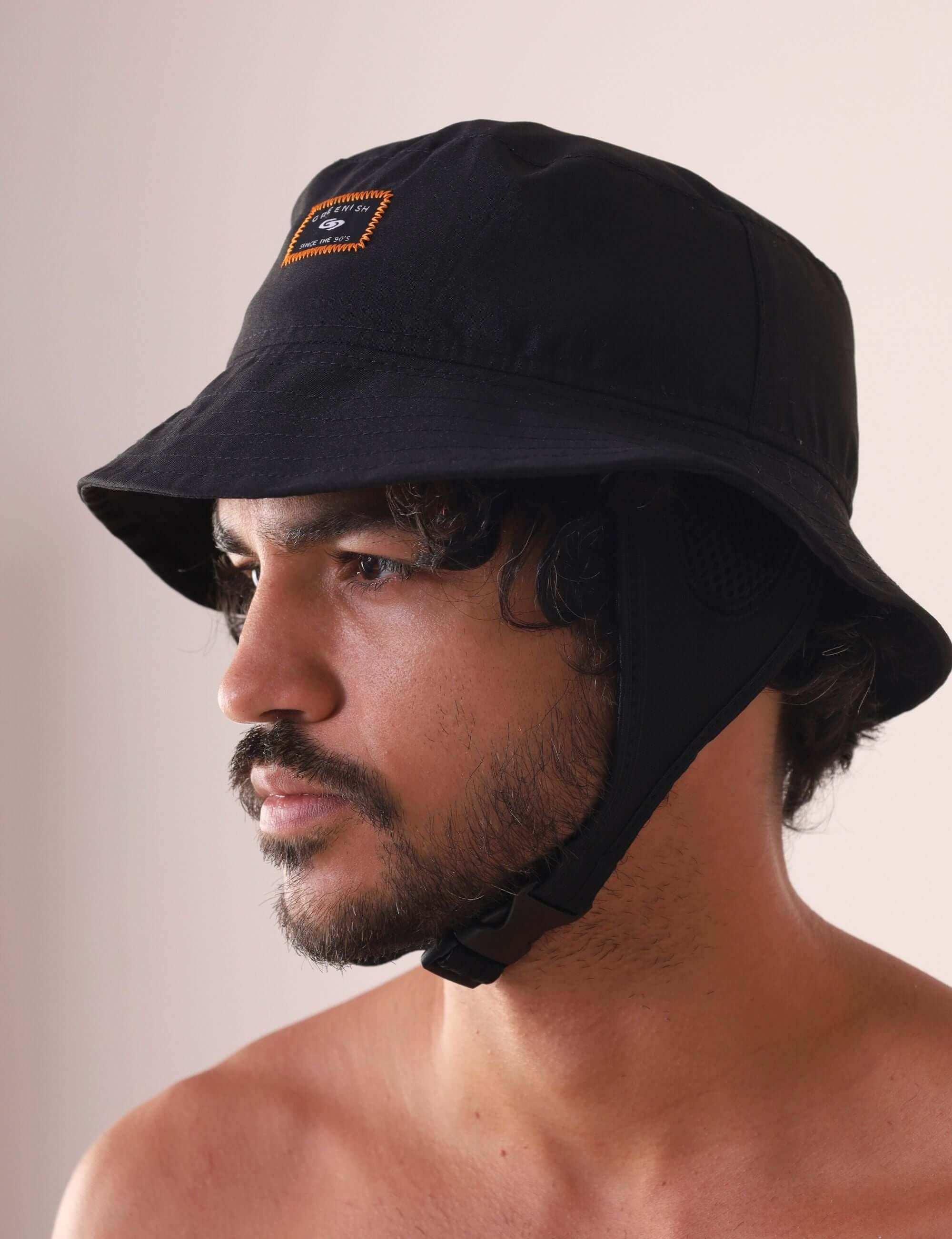Modelo usando CHAPEU BUCKET SPORT - PRETO com aba maleável, da marca Greenish, ideal para proteção ao ar livre.