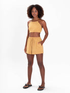 Cropped Anike bege da Greenish, modelo frente única e costas nuas, ideal para um look jovem e elegante.