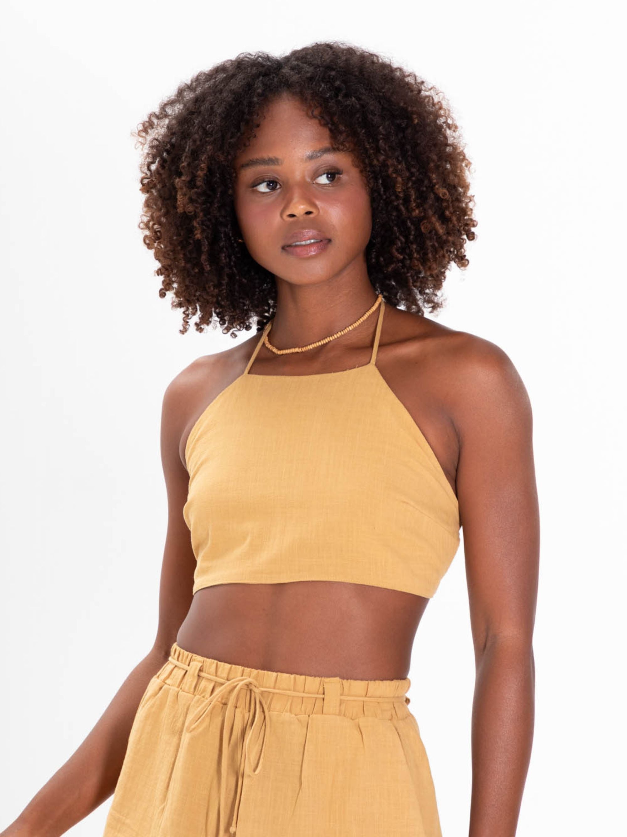 Top cropped Anike bege da Greenish com alças, ideal para looks casuais e jovens.