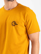 Camiseta Greenish logo espiral sol em amarelo escuro, ideal para estilo casual e conforto diário.
