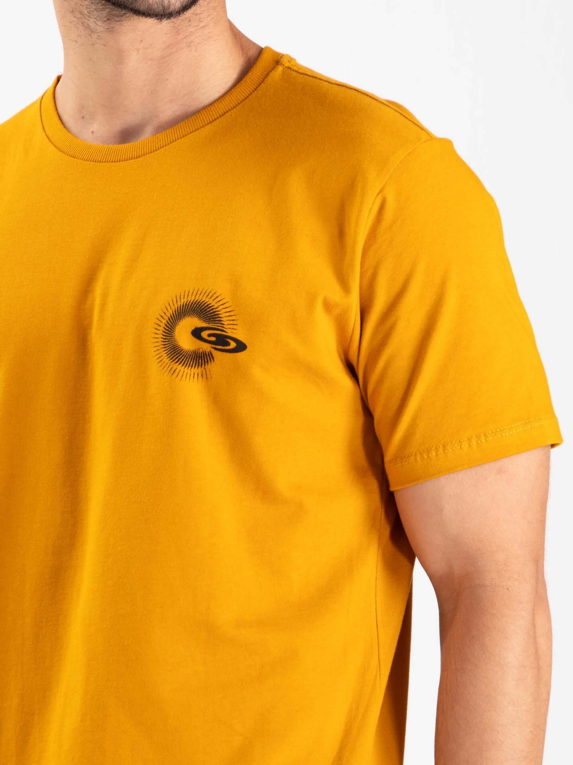 Camiseta Greenish logo espiral sol em amarelo escuro, ideal para estilo casual e conforto diário.