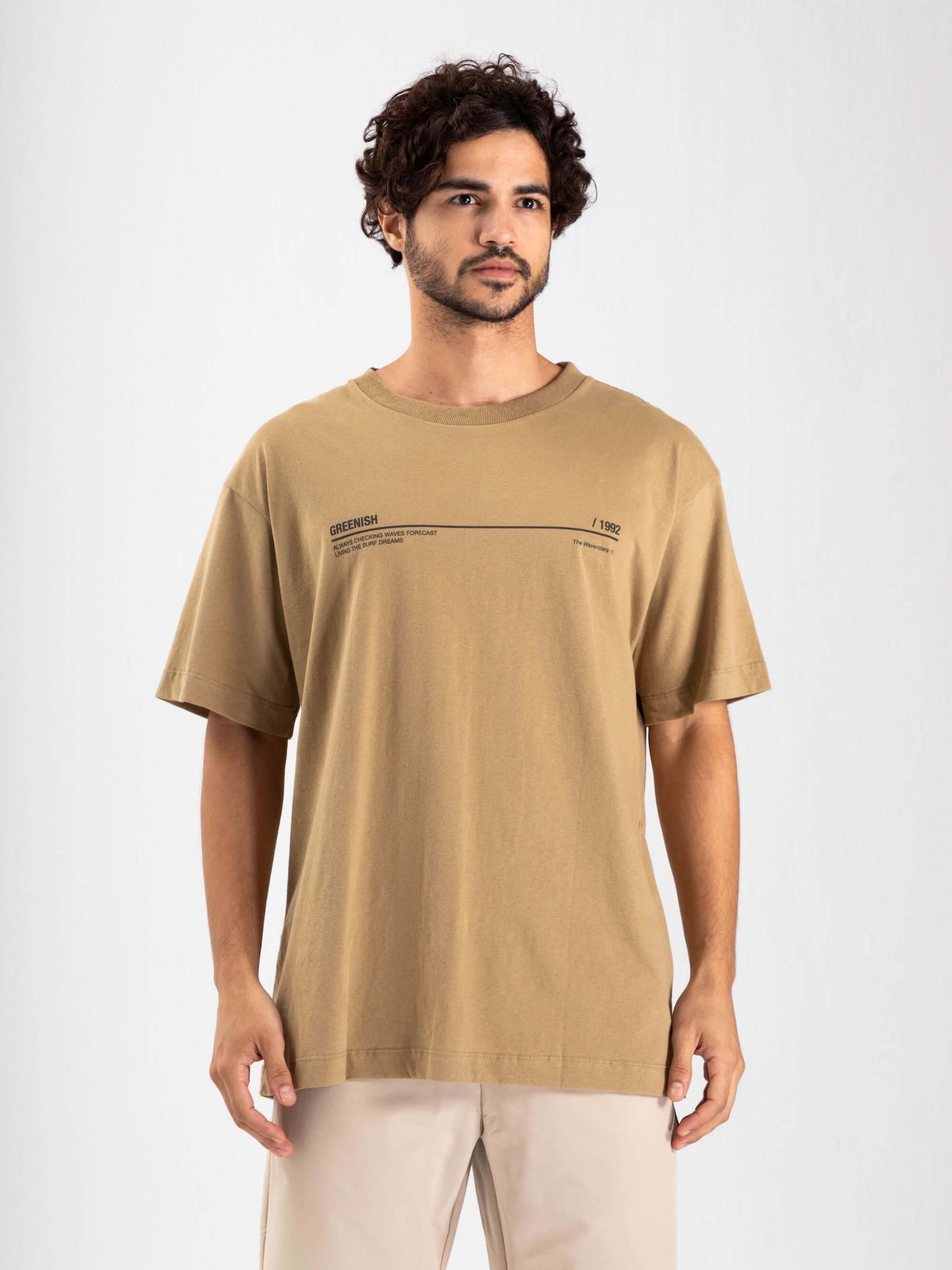 Camiseta oversized em caqui da Greenish com estampa exclusiva e toque aveludado, ideal para o estilo streetwear.