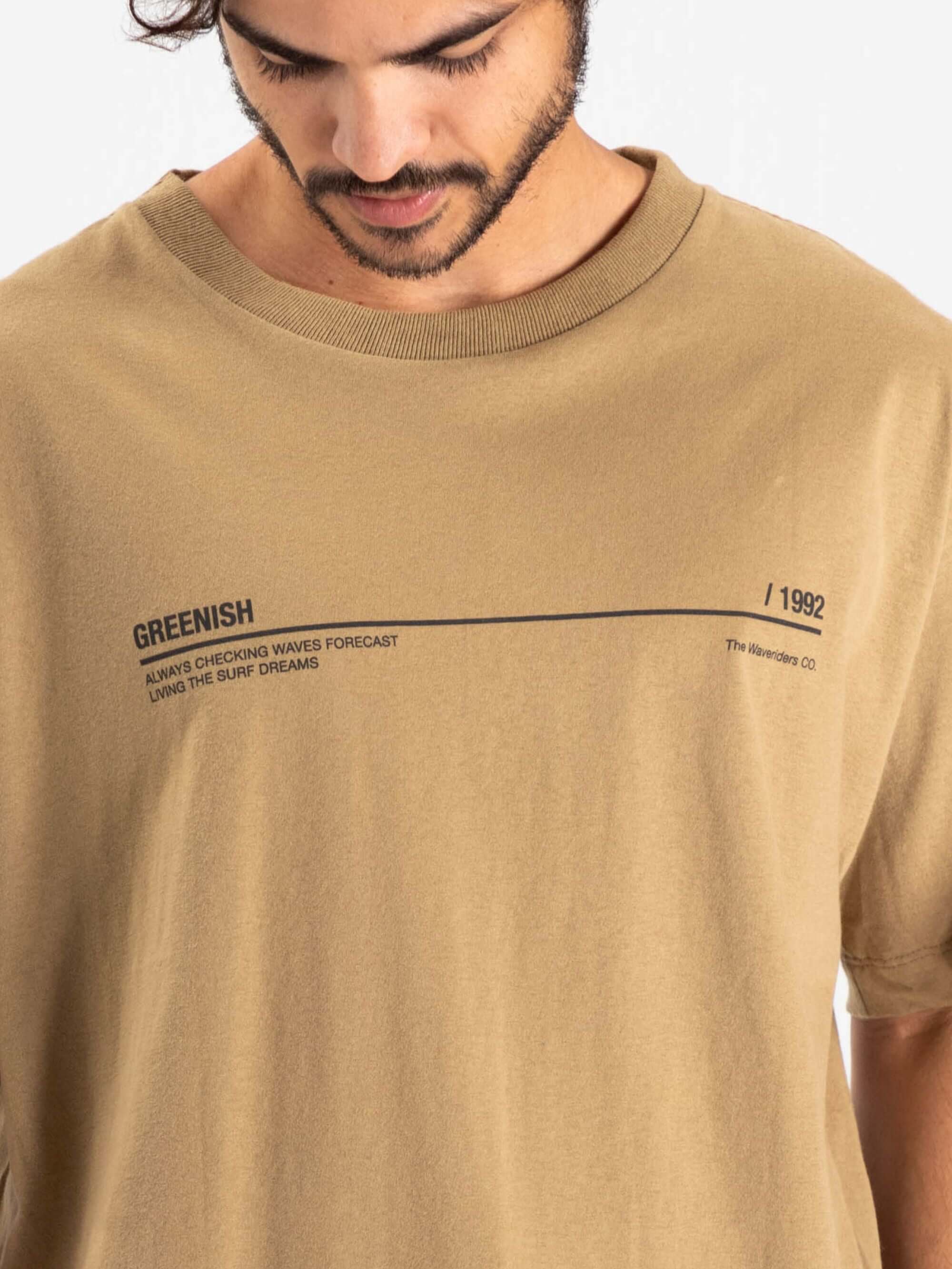 Camiseta oversized caqui da Greenish com estampa Waves Forecast, confortável e estilosa.