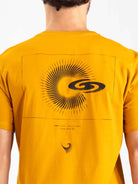 Camiseta Greenish com logo espiral preto em fundo amarelo escuro, estilo moderno e confortável para o dia a dia.
