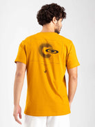 Camiseta amarela escura da marca Greenish com estampa espiral nas costas.
