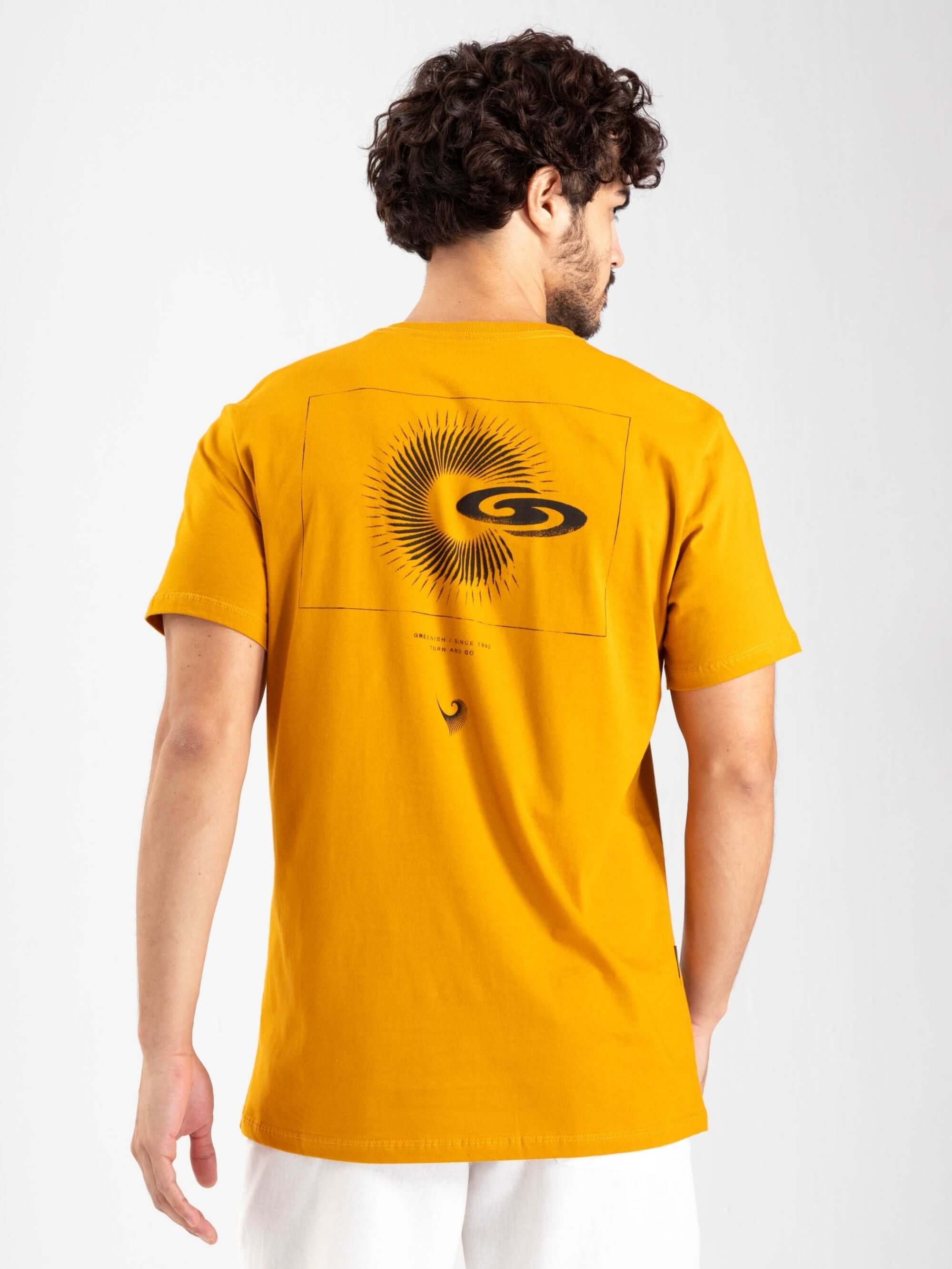 Camiseta amarela escura da marca Greenish com estampa espiral nas costas.