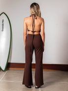 Modelo de top tricot Ker da Greenish, com amarrações reguláveis, exibindo look confortável e estiloso.