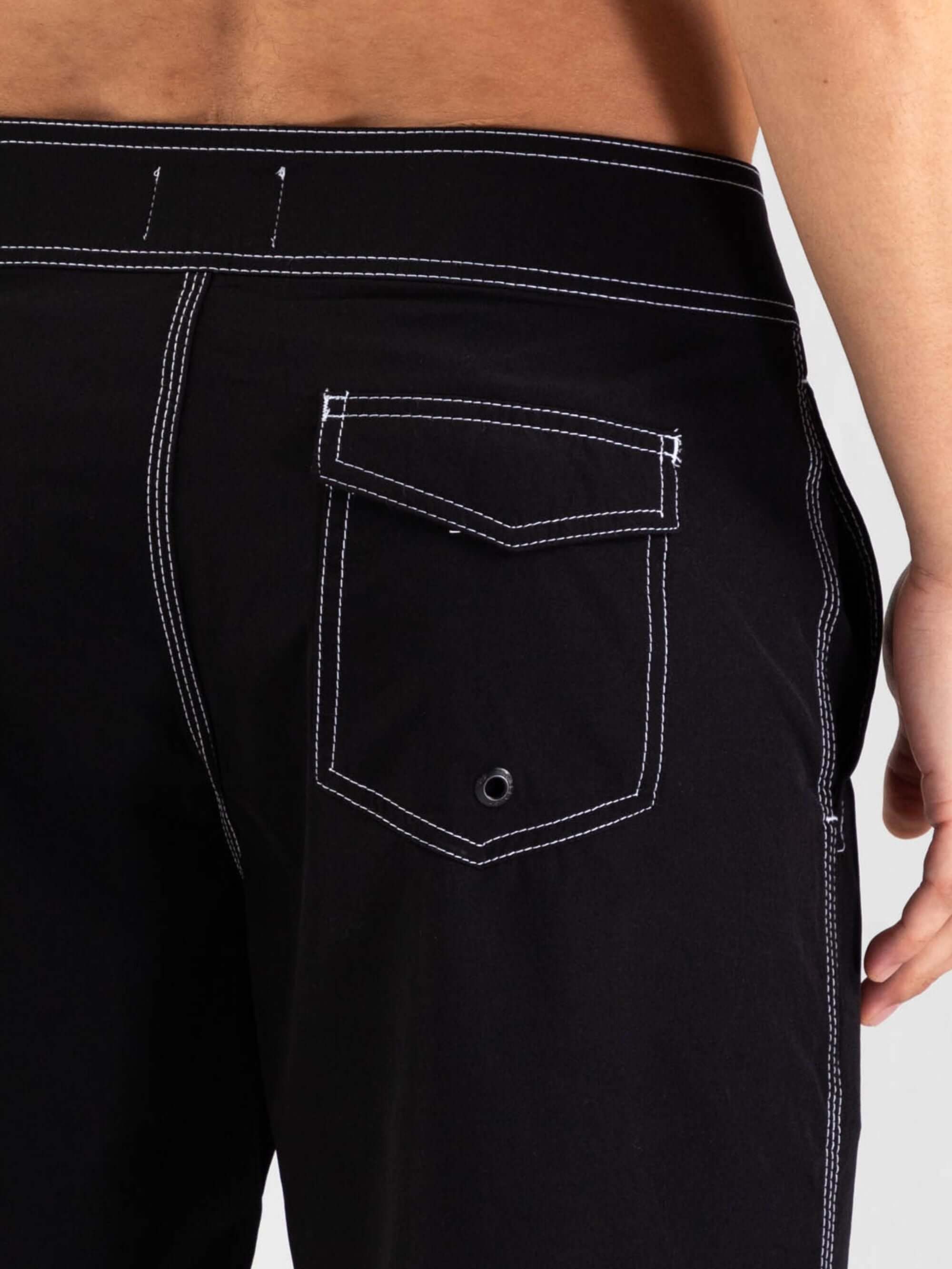 Detalhe do bolso traseiro dos Boardwalk Vintage Light preto da Greenish, com costura contrastante.