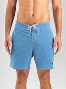 Bermuda de surf azul com cós elástico e cadarço, ideal para o verão. Modelo masculino da marca Greenish.