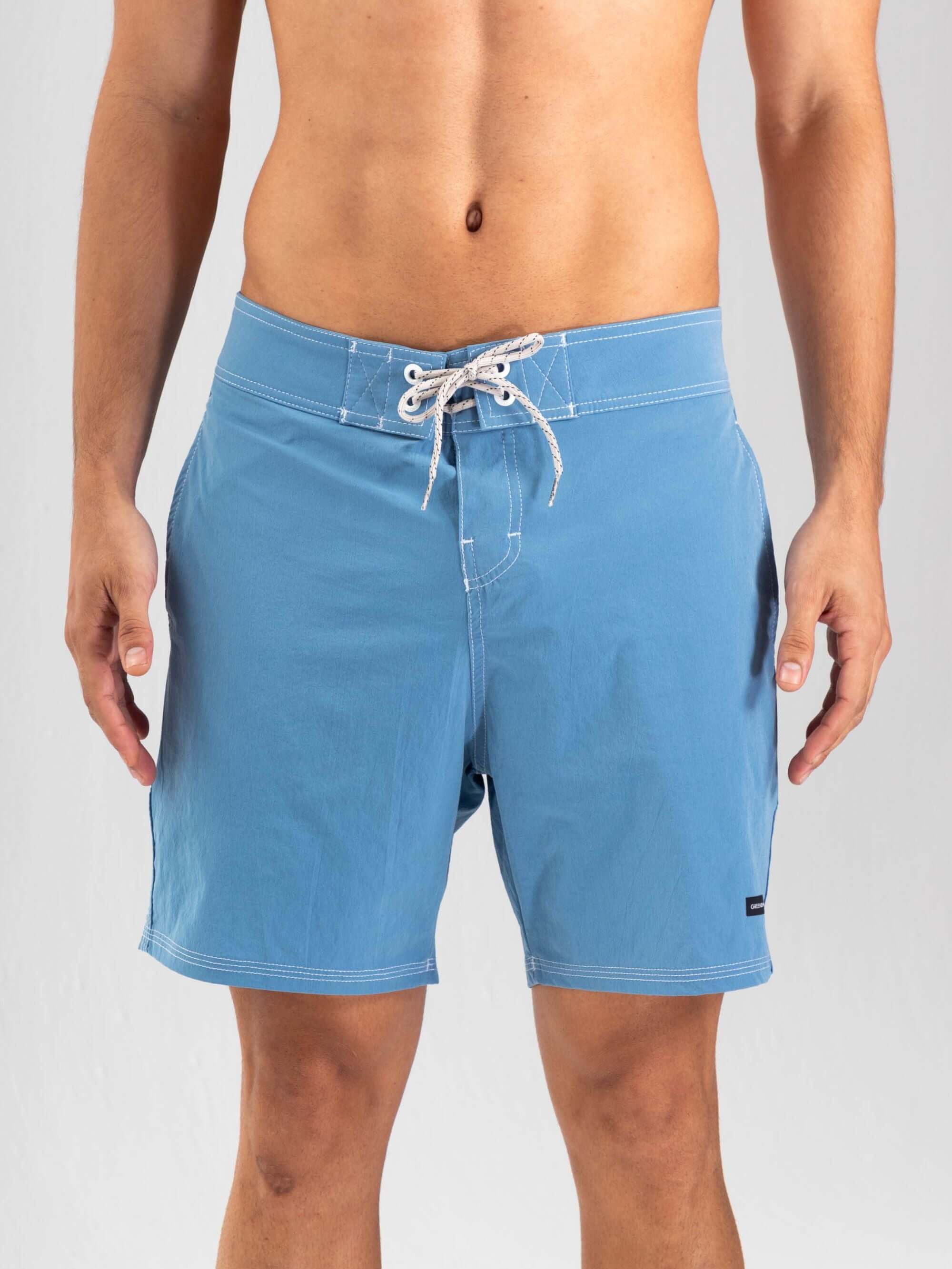 Bermuda de surf azul com cós elástico e cadarço, ideal para o verão. Modelo masculino da marca Greenish.