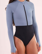 Maiô Manga Longa Joana Duo Color - Cinza da Greenish, com proteção UV, mangas longas, abertura para dedos e zíper frontal.