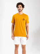 Camiseta amarela escura com logo espiral da Greenish, ideal para looks casuais e confortáveis.