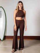 Top Tricot Ker da Greenish na cor chocolate, com calça combinando e ambiente de praia. Estilo e conforto para dias ensolarados.