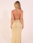 Vesstido Longo Malha Iris - Areia com decote cascateado e amarração delicada em tecido leve para conforto e estilo.