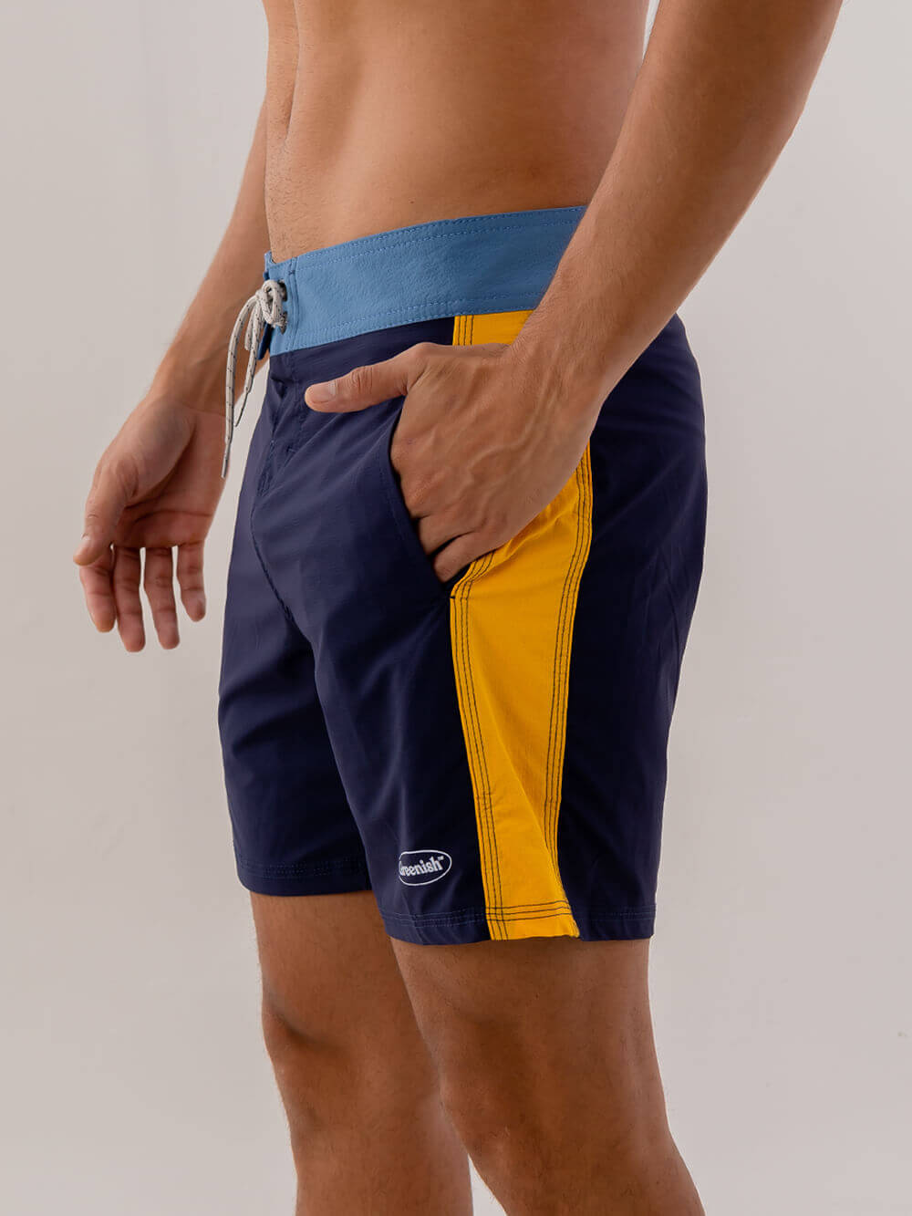 Shorts de banho azul marinho com detalhes em amarelo da Greenish, estilo clássico e moderno para o verão.