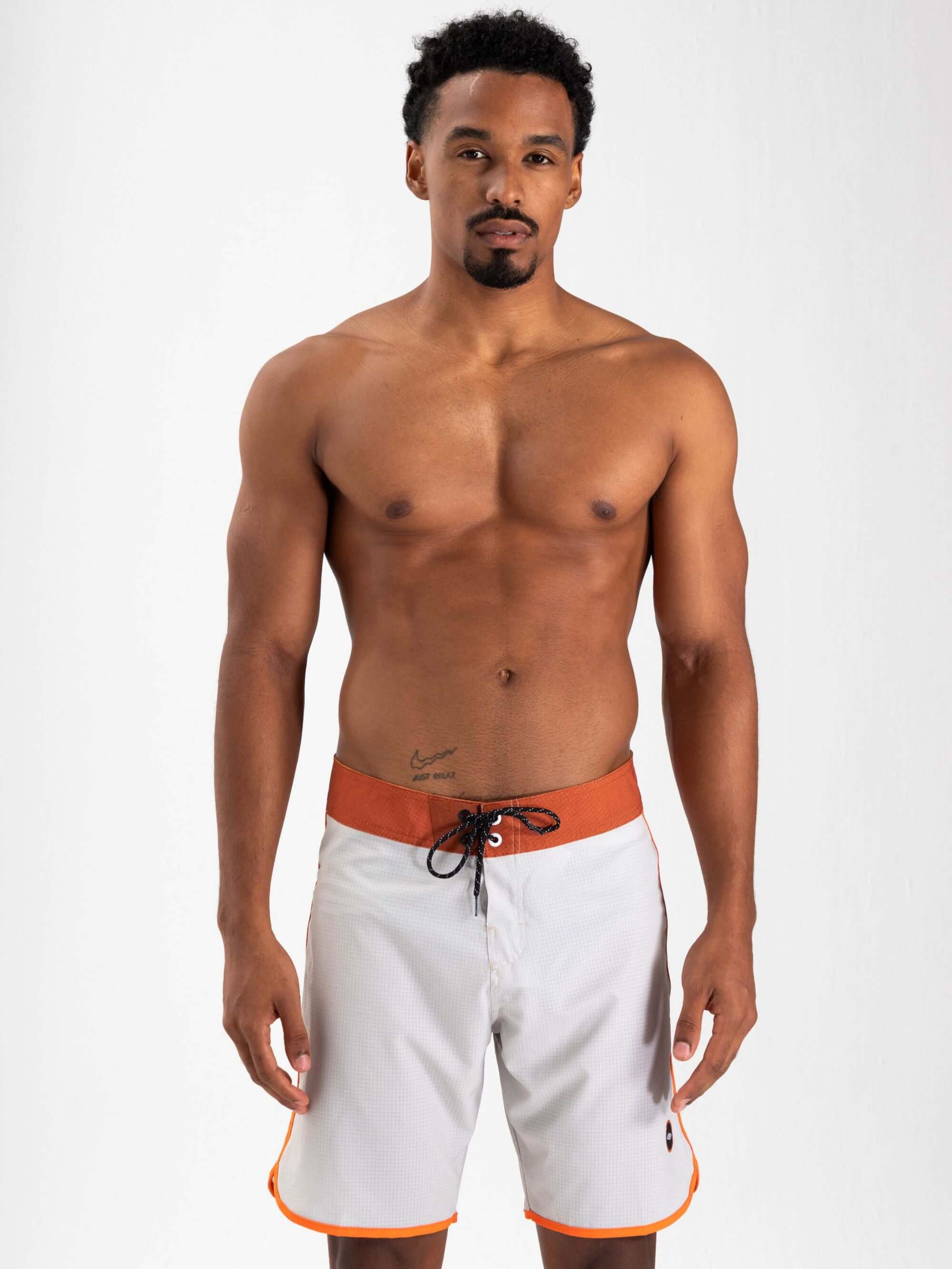 Modelo usando boardshort Retrô Flat Sea Beige da Greenish, com cós anatômico e tecido stretch.